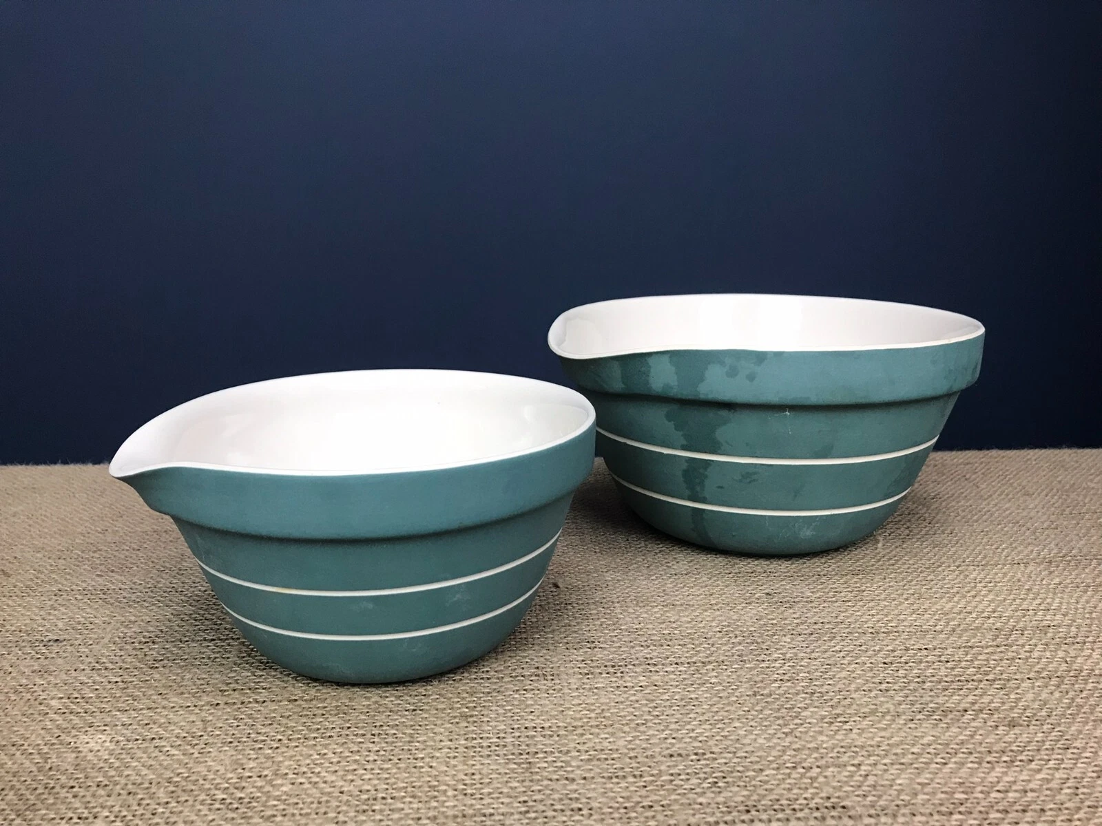 2 X GRADUATED GREEN & WHITE MASON & CASH MIXING BOWLS WITH POURING LIP