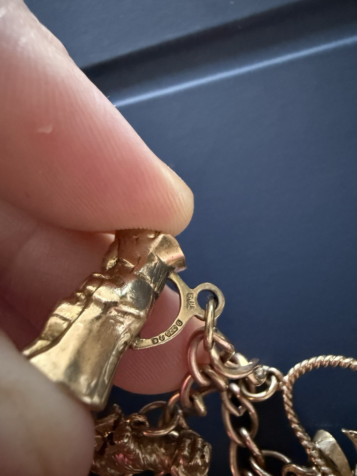 Vintage 9ct Gold 1940s Charm bracelet image 4