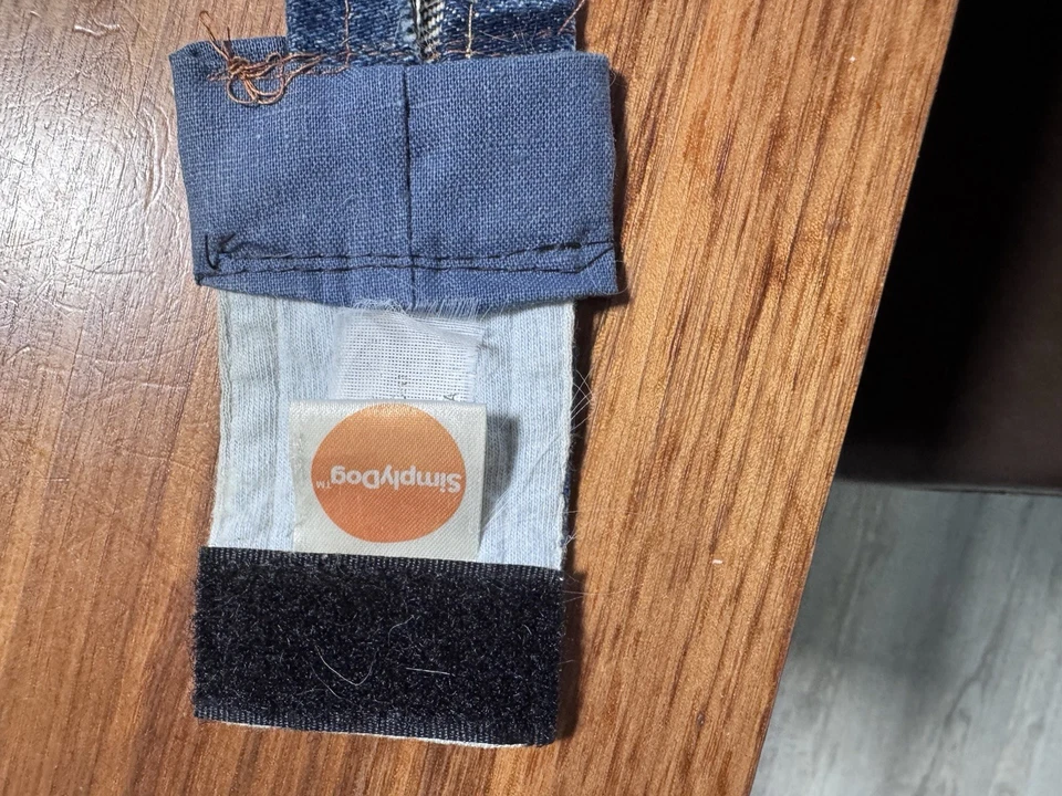 Adorable chaqueta vaquera para perro de Simply Dog con estrellas de estrás talla XS.  Foto 3 de 3