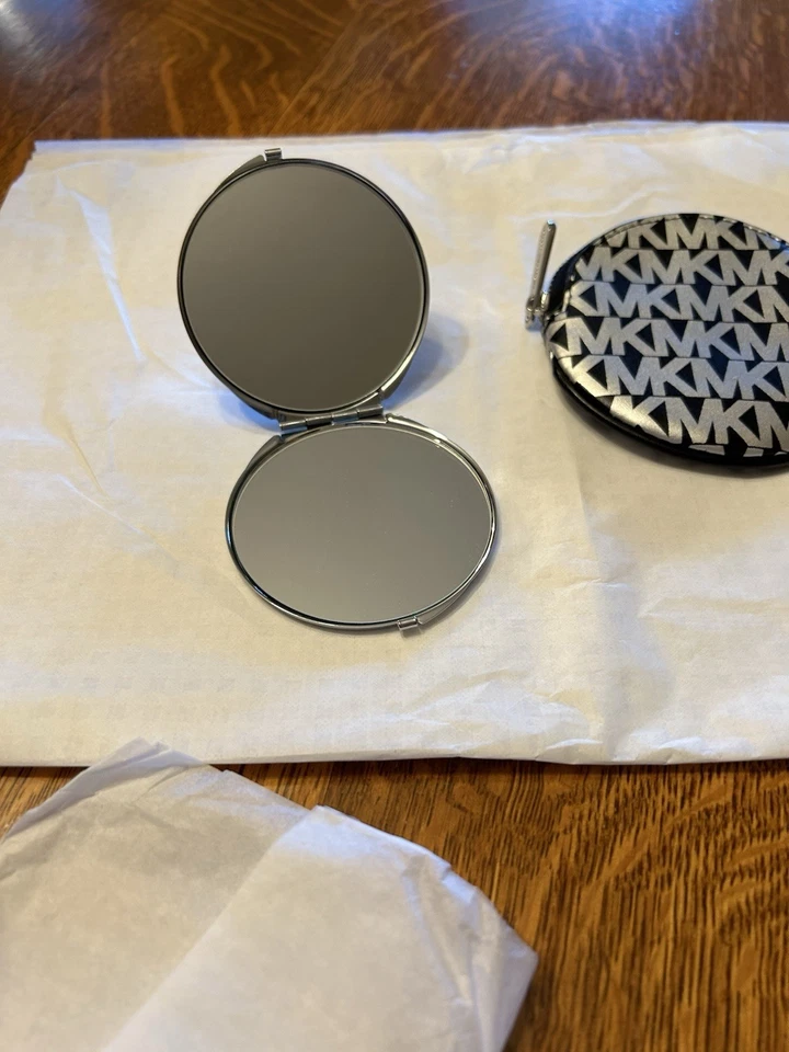 Espejo compacto Michael Kors MK firma en estuche con cremallera Foto 3 de 4