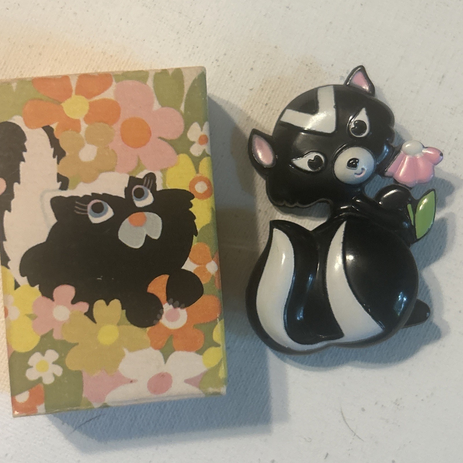 Vintage Avon Glace Pin Pal Sniffy the Skunk old Stock 1972