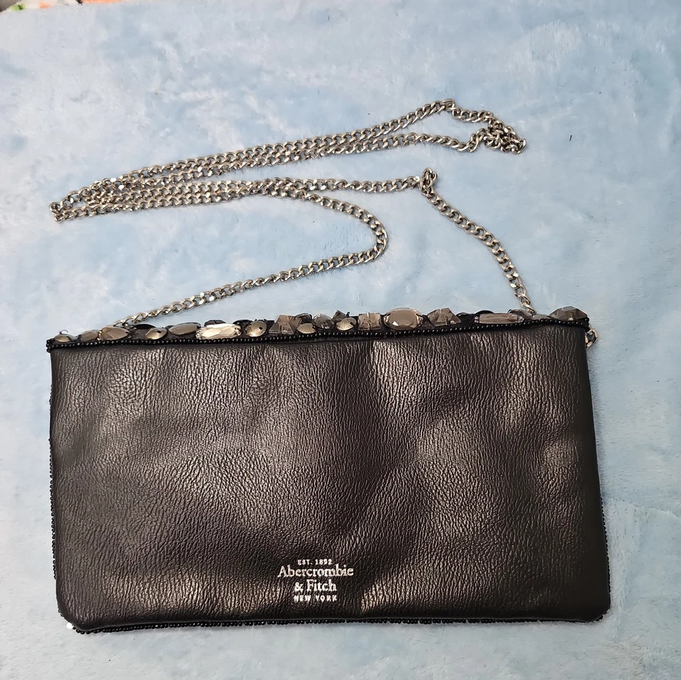 Bolso sin asas de gamuza sintética Abercrombie & Fitch bordado estrás con cuentas Foto 2 de 4