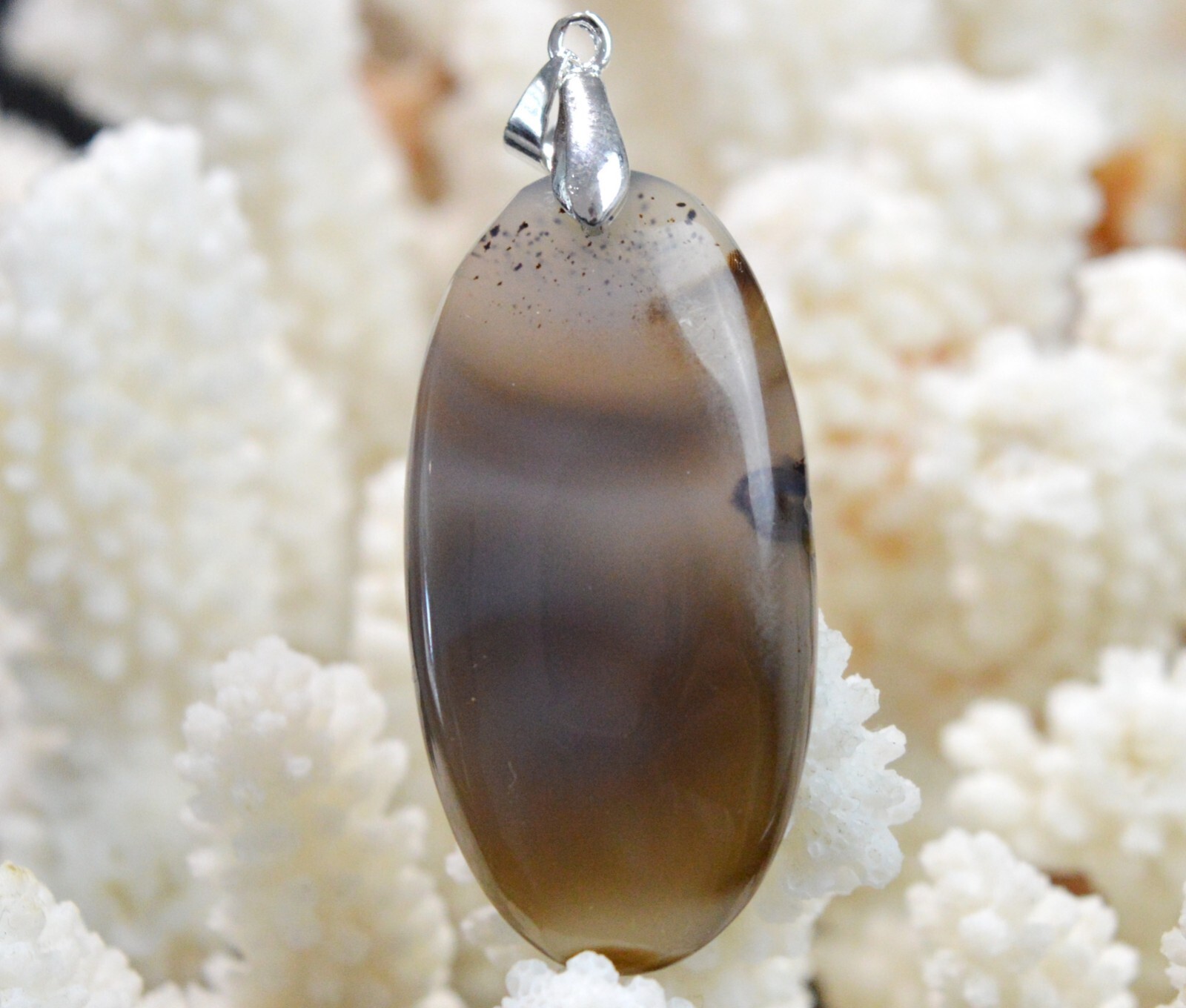 Pendentif agate du Brésil 65 carats cabochon pour sublimer vos tenues bohèmes chic