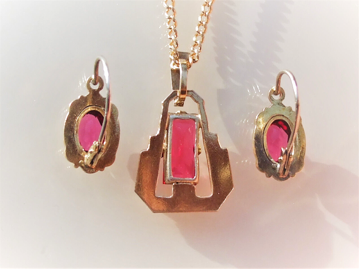 Lot De Bijoux Anciens Plaqué Or - Boucles D'oreilles Et Pendentif - Pierre Synthétique Rouge