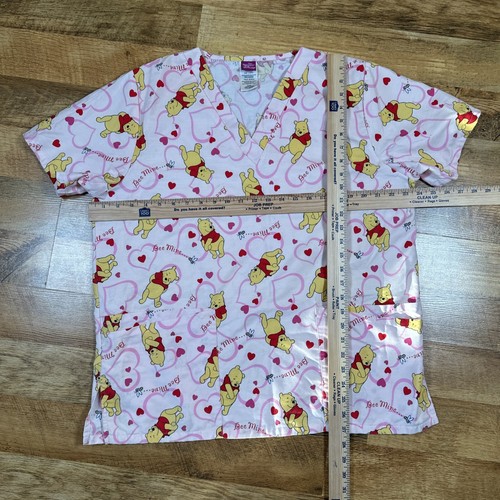 Blusa Médica Wonderful World Of Disney Winnie The Pooh Be Mine San Valentín Talla Grande - Imagen 3 de 6