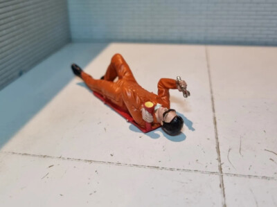 Figur Mann gelegt funktionstüchtig Kessel Garage Werkstatt Paul bemalt Diorama 1:24 Modell