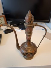 orientalny dzbanek z mosiądzu z ozdobami emaliowanymi