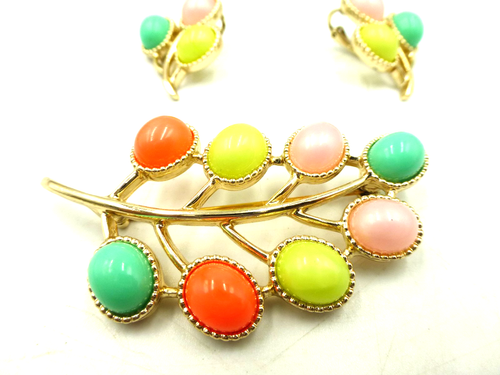 Sarah Coventry Large Pin Brooch & Clip Earring Set Gold Tone & Colorful Beads - Picture 2 of 9