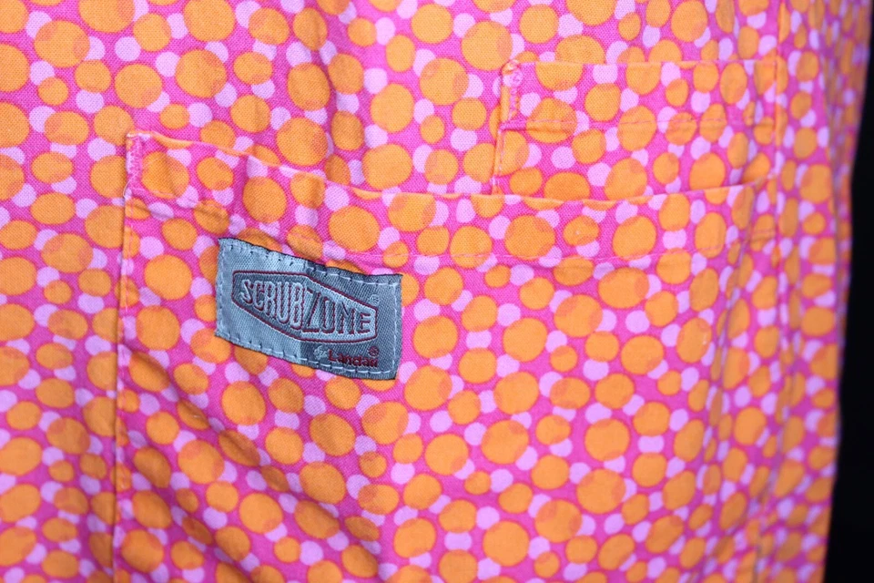 ScrubZone By Landau 女式 2 口袋 V 领磨砂上衣橙色粉红色圆点尺寸 XSM — 第 4/4 张图片