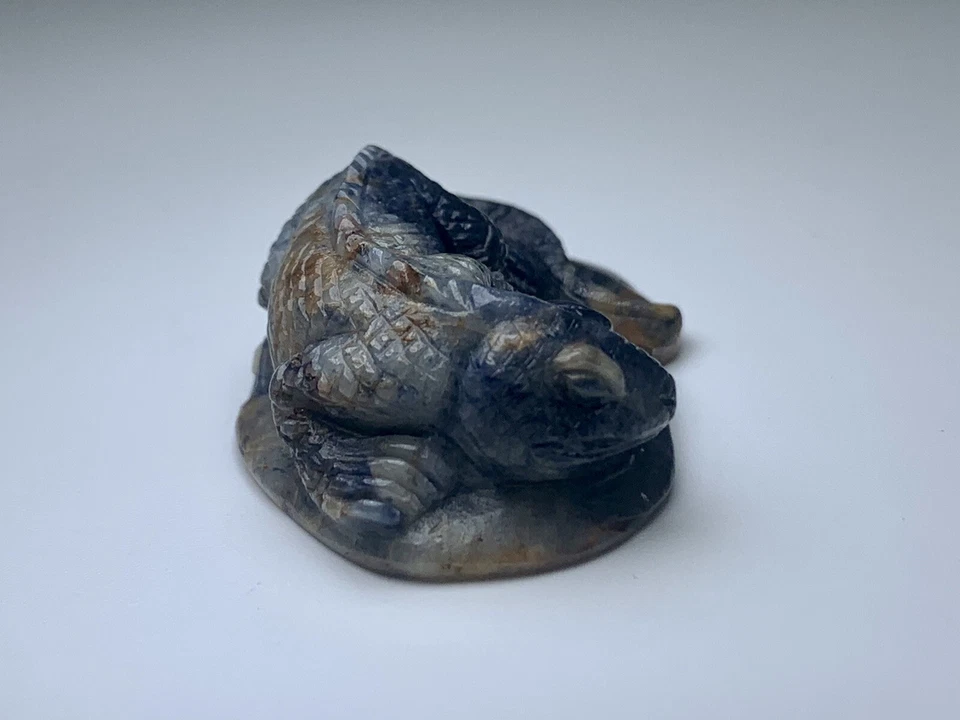 Fetiche de iguana tallado en zafiro azul natural de Madagascar 139 CTS Foto 4 de 4