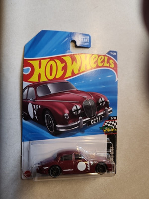 Hot Wheels Jaguar MK1 – Modello In Scala 1:64, HW Race Day 2/10, Colore Maroon - 2