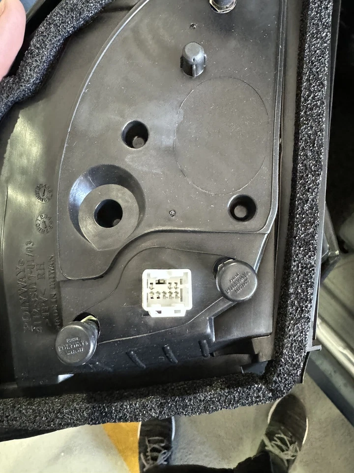 门镜右红色日产 Sentra 2007 — 第 3/4 张图片