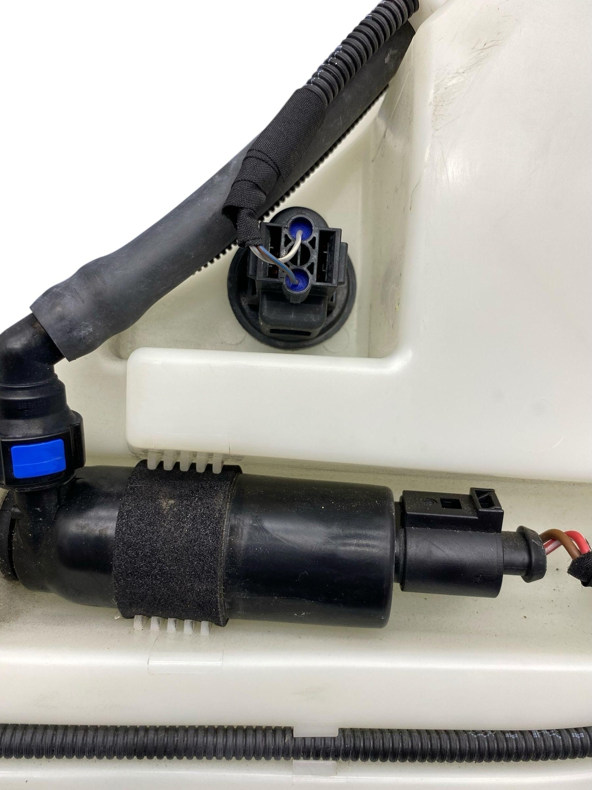 2016-2020 BENTLEY BENTAYGA OEM WINDSHIELD WASHER BOTTLE FLUID RESERVOIR