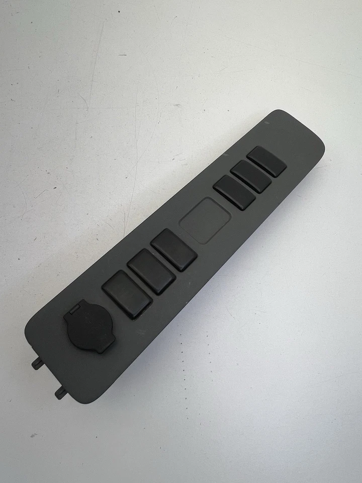 Nissan NV 1500-3500 2012-2016 bisel de ajuste interruptor inferior central OEM. Foto 2 de 4