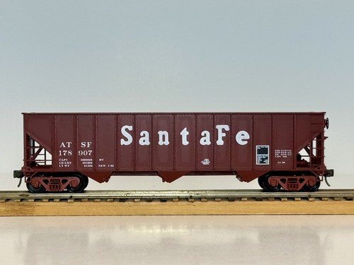 HO, Bowser, Santa Fe, marrón 3 bahías 70 toneladas, 14 paneles tolva # ATSF-178907 | Zustand: Used