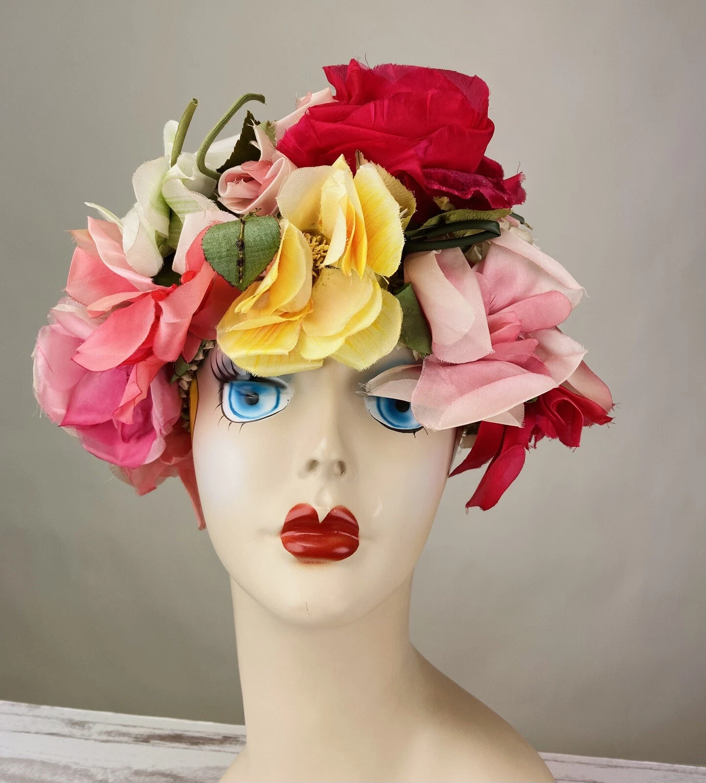 Chapeau couronne fleurie Christian Dior vintage années 60 coiffe créateur multicolore