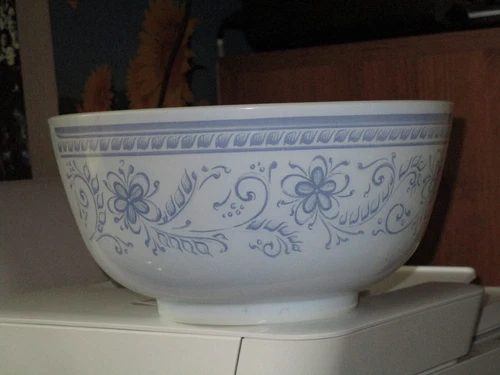 1975 Prior owned Pyrex BRITTANY BLUE 3 Qt Mixing Bowl 479-B Made In USA