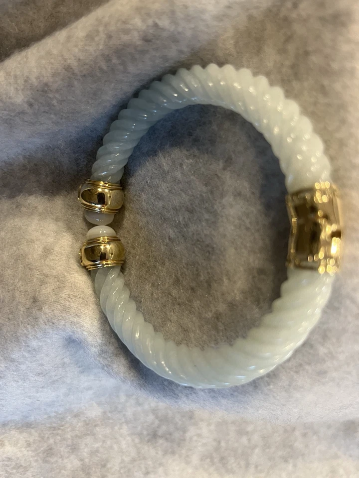 Brazalete brazalete de jade con textura de motivo de cuerda y detalles de piedra de peridoto  Foto 2 de 4