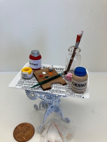 Casa delle bambole miniatura studio d'arte, forniture, cavalletto in legno bianco, stampe di dipinti. - Foto 9 di 12