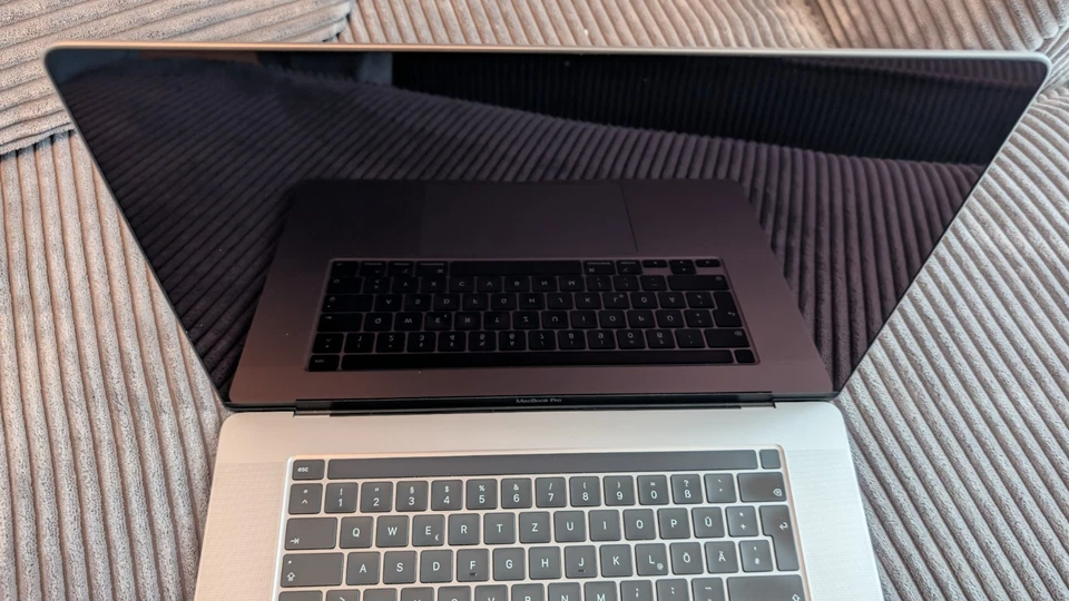 Apple MacBook Pro 16 Zoll, 2019 / 2,6 GHz, 32 GB in Space-Grau - Bild 3 von 4