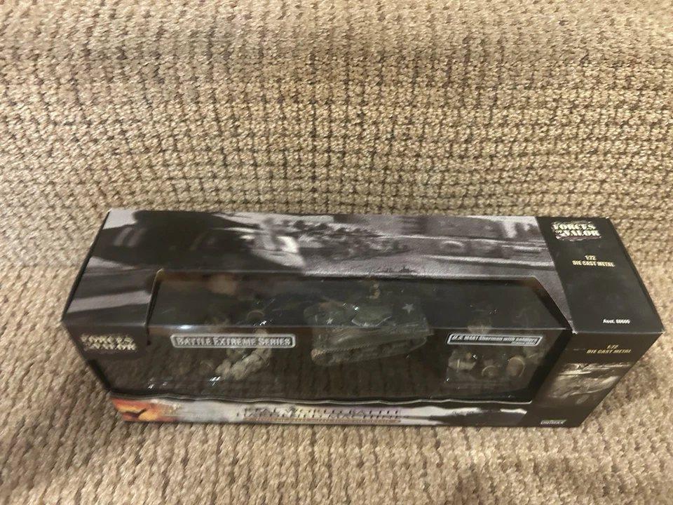 Unimax Forces of Valor 1:72 U.S. M4A1 Sherman and Soldiers Set France No. 85324 - Image 4 of 4