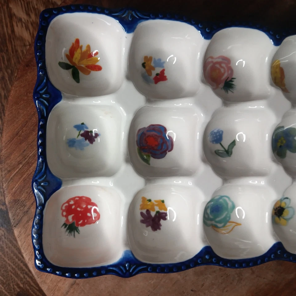 Soporte para 15 huevos de gres Celia The Pioneer Woman en bandeja floral azul cobalto Foto 2 de 4