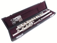  MINT Yamaha 587  577 Professional Open Hole B Foot Flute Reconditioned  