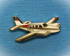 1 PIN'S / AVION BIMOTEUR BARON