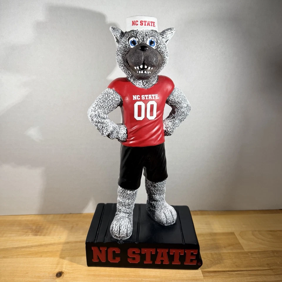 NC State Wolfpack NCAA Sr. Wuf Figura Estatua Auténtica Mascota Estatua Foto 2 de 4