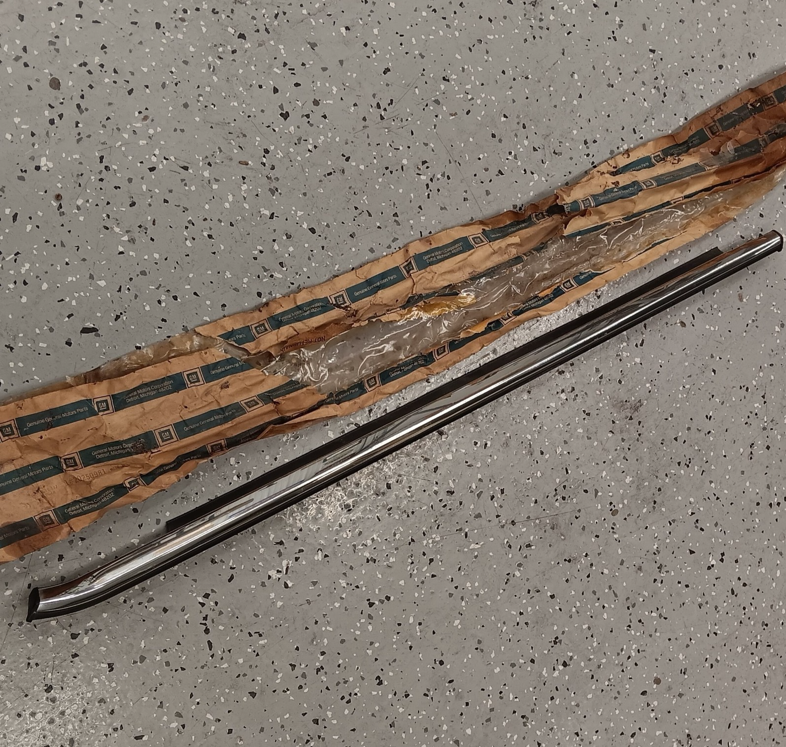 NOS GM 1984-89  Pontiac 6000 4DR Left Front Door Belt Molding 20250981