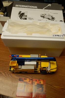 FIRST GEAR  19-0031 INTERNATIONAL 4400 HIGH PREFORMANCE BUCKET TRUCK 1/34 NIB
