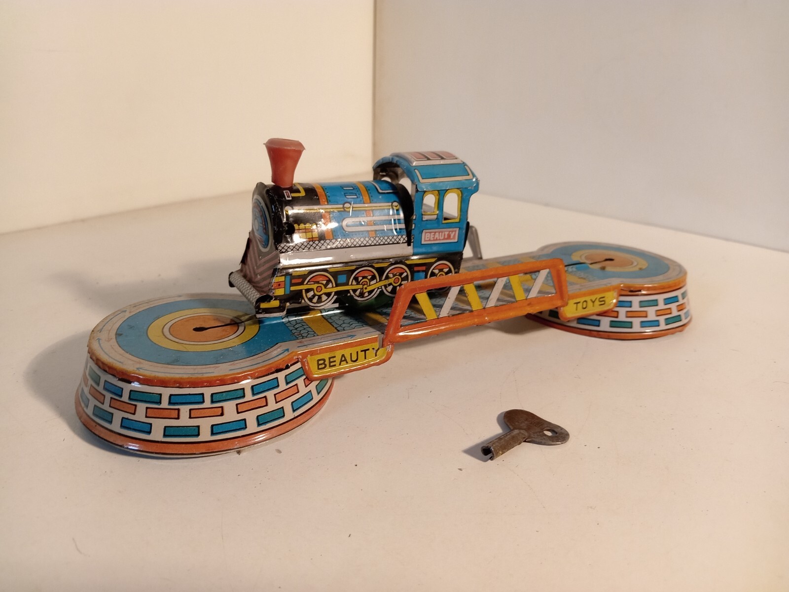 Train miniature mécanique 1/87 en tôle avec circuit de retournement entre pont