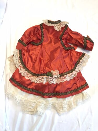Tenue robe de poupée vintage style victorien faite à la main rouge soyeux 18 pouces taches d'âge de poupée - Photo 1 sur 19
