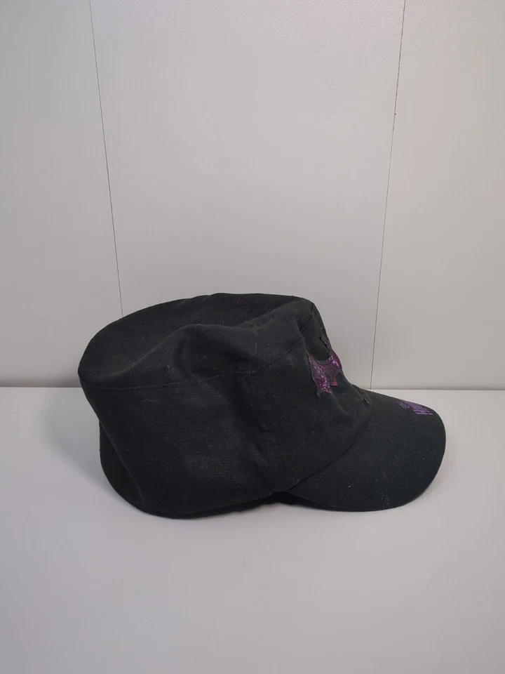 Disney Parks Haunted Mansion “Bat” Logo Fitted Hat. Purple Satin On Inside. NWT Foto 4 de 4