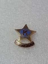 Kiwanis International District Star Lapel Hat Badge Red Banner Gold Toned Pin