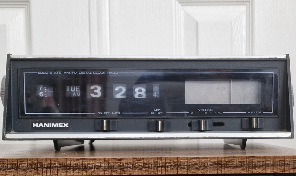 Hanimex Flip Clock Radio / Vintage / Rare / Space Age / Wood / Silver / 1970's - Image 2 of 4