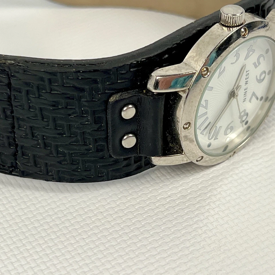 Reloj Nine West Mujer Tono Plateado Banda Ancha 33.6mm Estuche Correa Cuero Negro Foto 3 de 4