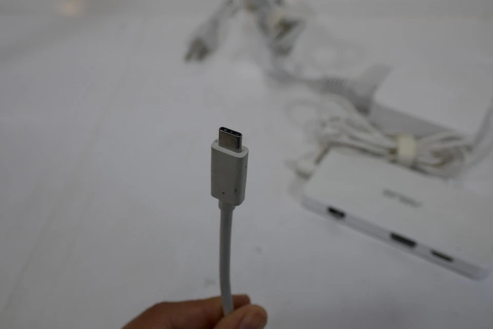 Estación Base Universal ASUS Modelo AH001 PUERTO USB-C Foto 3 de 4