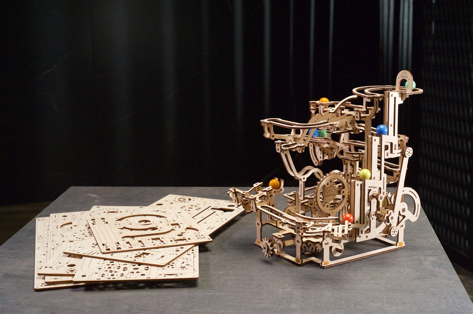 Maquette en bois Ugears parcours de billes design architectural