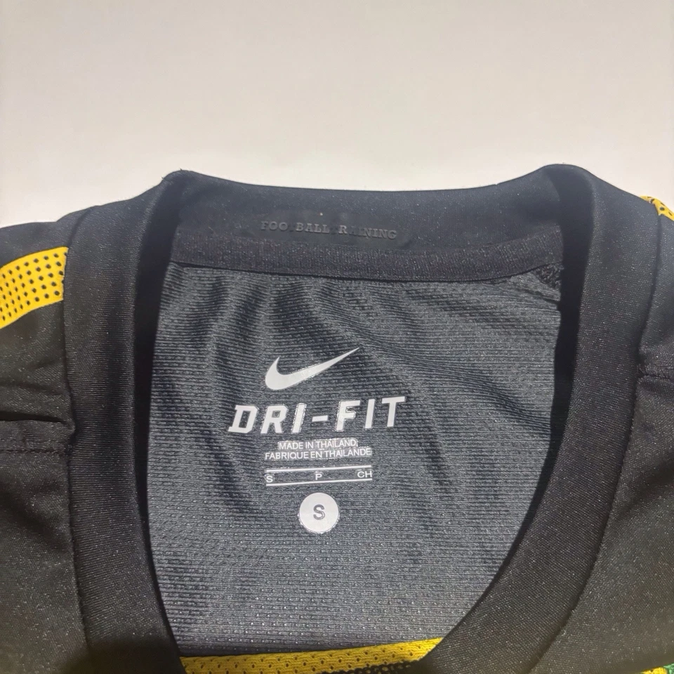 Camiseta de Entrenamiento de Fútbol NIke Brasil 2010-2011 Negra y Amarilla, Talla Pequeña Foto 2 de 4