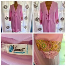 Vintage 70s VASSARETTE Pink Nylon Embroidery Robe Cottagecore Coquette Boho M