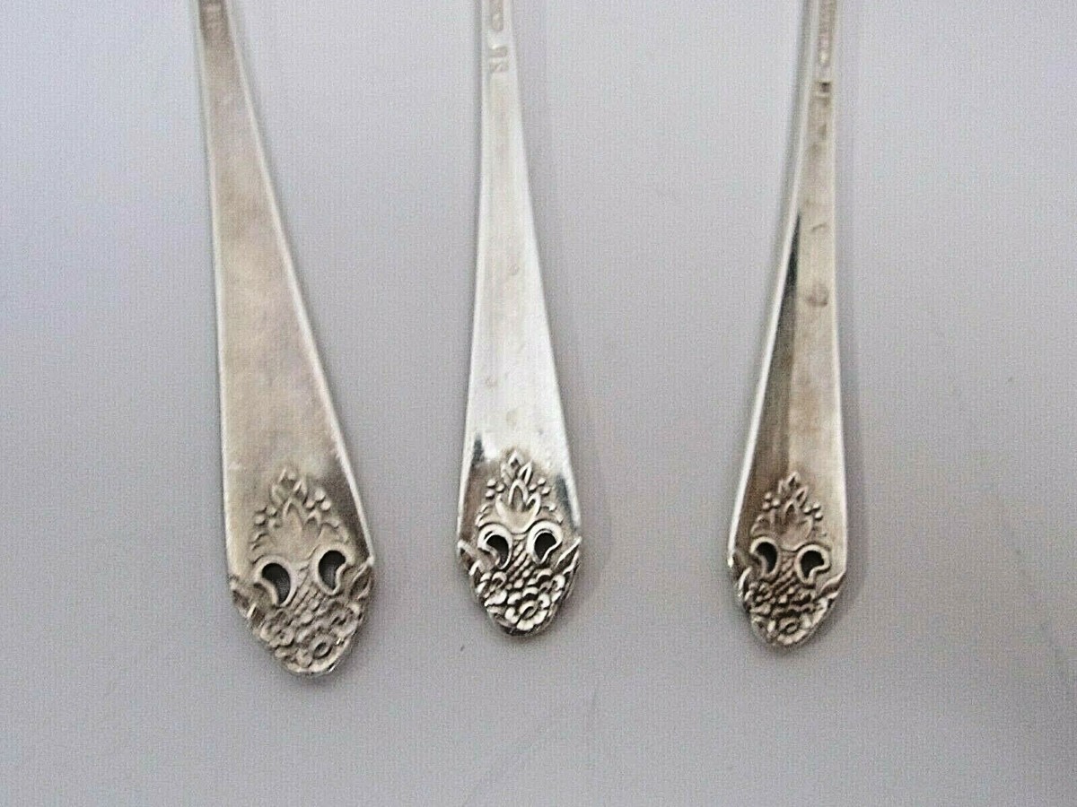 Holmes & Edwards Inlaid IS 1937 Lovely Lady Silverplate Flatware 3