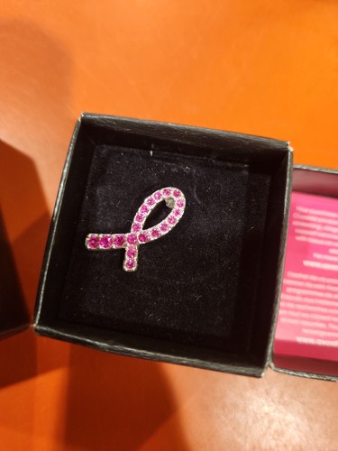 Collar y alfiler Avon cinta de amor para cáncer de mama - Imagen 3 de 5