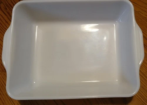 VINTAGE PYREX 2 QT. RECTANGLE BAKING DISH (MILK GLASS-WHITE) HAS LIGHT SCRATCHES