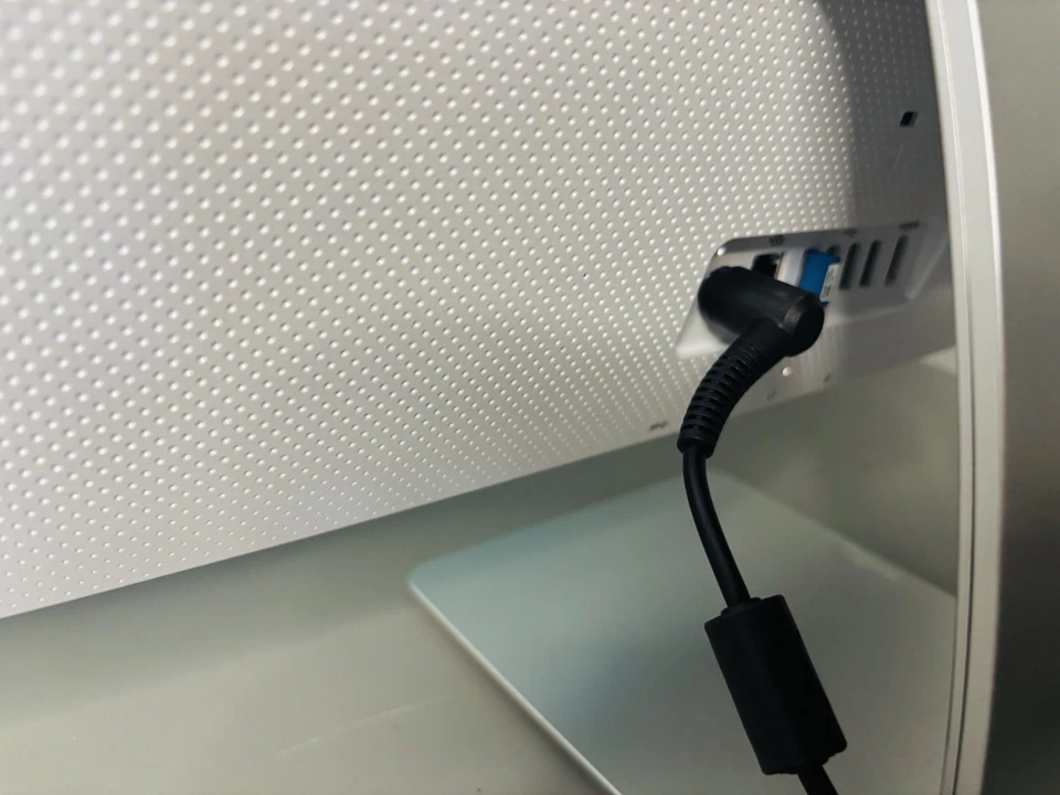 HP Pavilion 23" 23-q110 LCD AIO 2.20 GHz Processor AMD Radeon R5 Graphics 1TB HD - Image 3 of 4