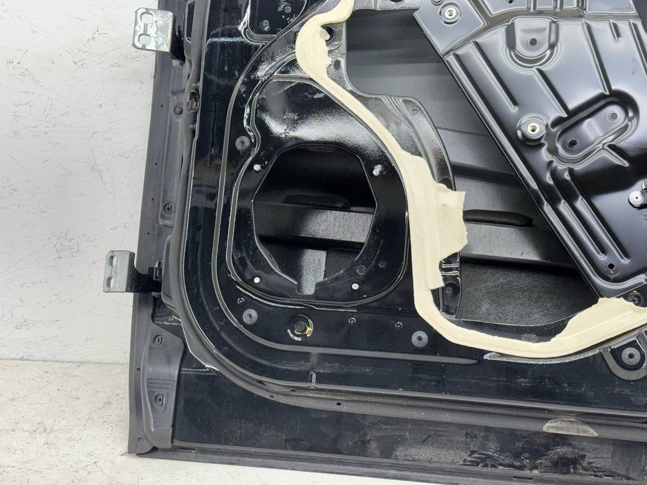 14-20 Maserati Ghibli Front Right Door Shell Black