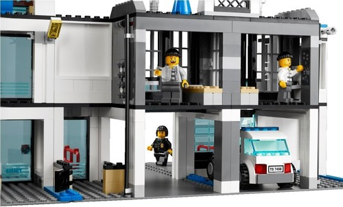 LEGO CITY 7498: Police Station Retired Hard to Find Building set Brand New - Picture 4 of 6