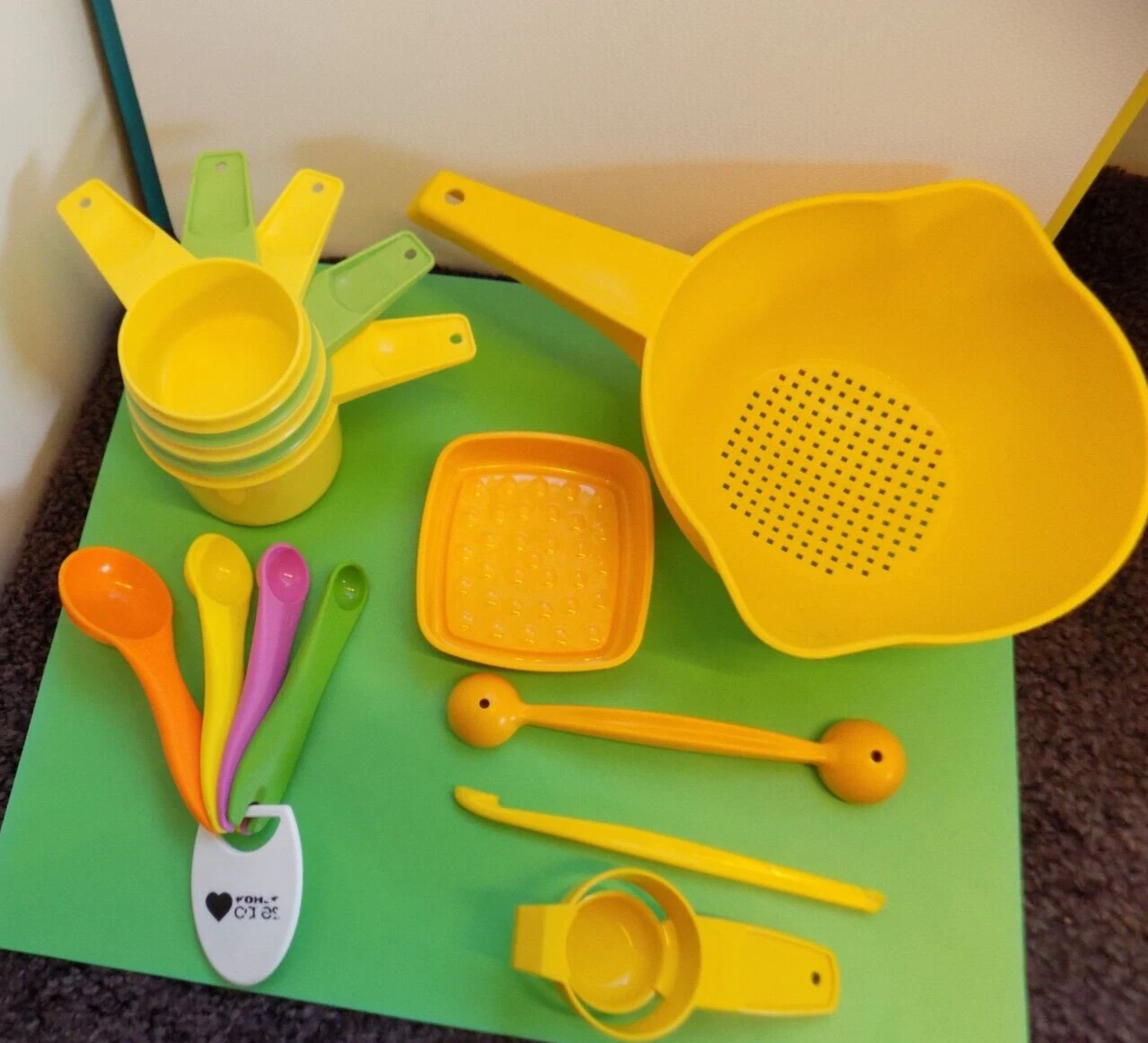 Tupperware Lot ~5 Measuring Cups, Strainer, 4 Gadgets ~ Bonus Spoons
