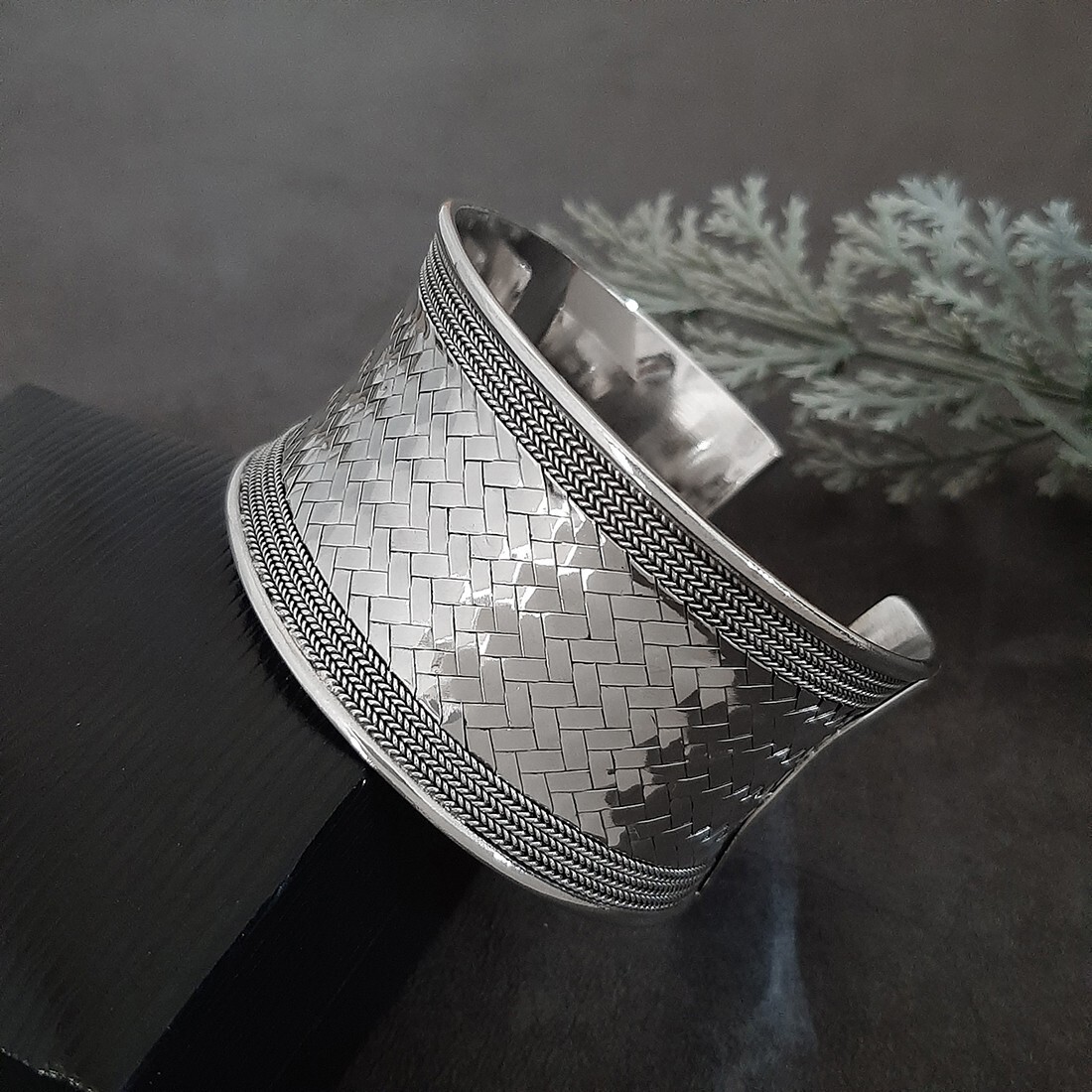 希少 Haida Tribe Silver 925 Bangle Bonhams : A Haida silver bracelet