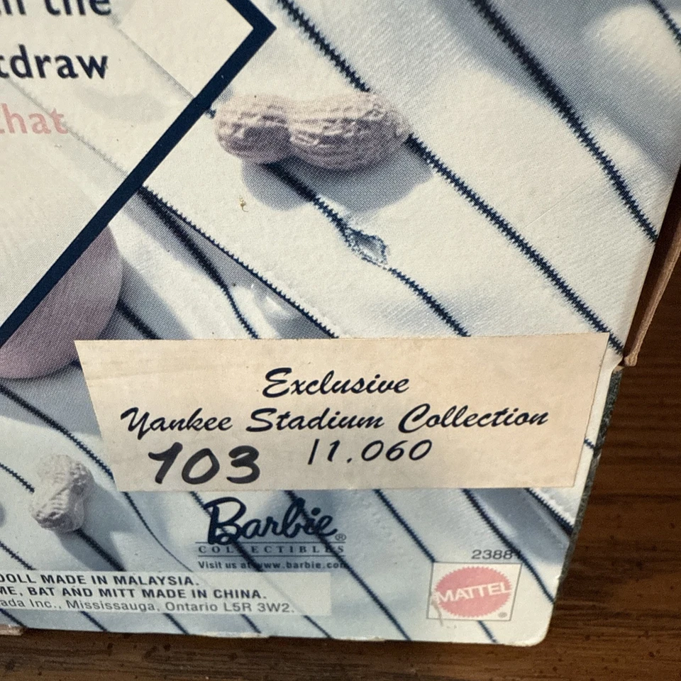 Muñeca de béisbol Mattel exclusiva de Barbie numerada 103/1060 "New York Yankees" Foto 4 de 4